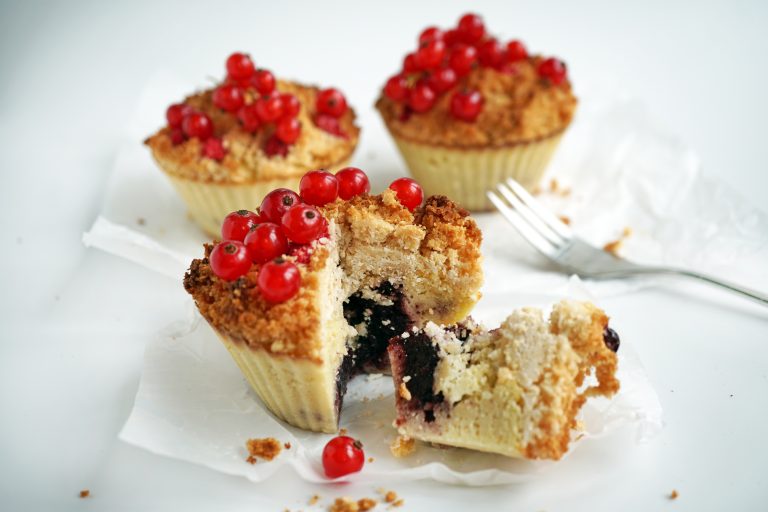 Low Carb Streuselkuchen Muffins mit Johannisbeeren
