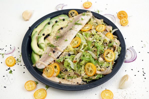 Wirsing-Fenchel Salat mit Räucherforelle & fruchtigem Nussmus Dressing.