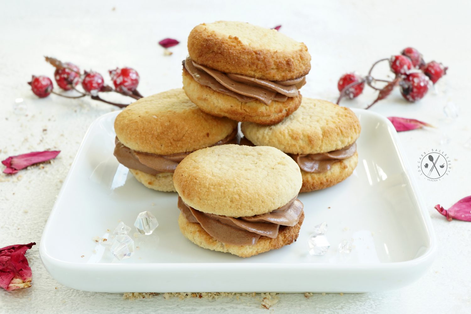 Low Carb Doppeldecker-Plätzchen - mit Schokocreme-Füllung Low Carb Doppeldecker-Plätzchen - mit Schokocreme-Füllung